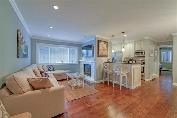Ideal Couple Or Small Family Getaway, Gorgeously Remodeled Condo In Lakefront Complex With Private Beach/pool - Lake Tahoe