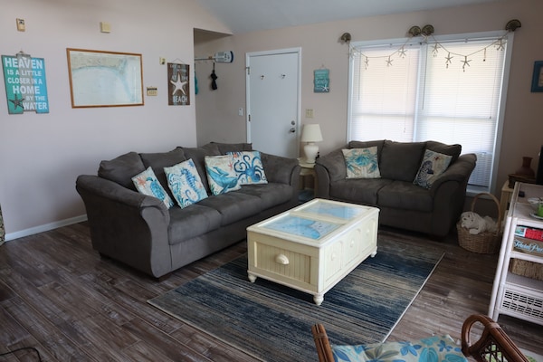 Blue Dolphin Beach Cottage - Short Walk To Beach And Many New Updates - Oak Island, NC