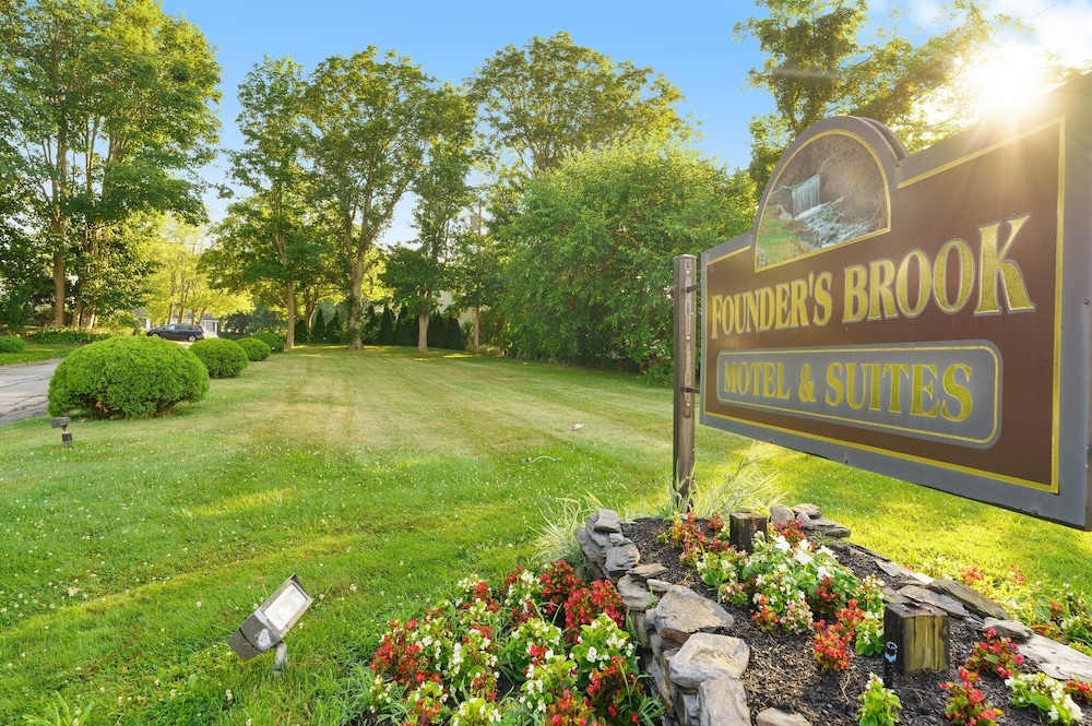 Founder's Brook Motel And Suites - Rhode Island
