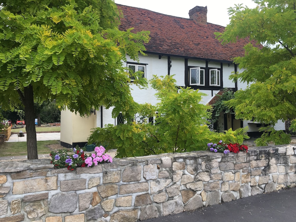 Heathrow Cottages B&b - Staines
