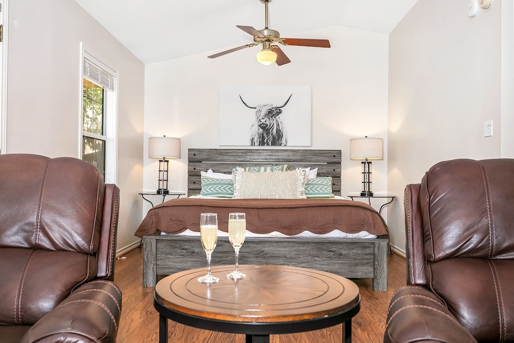 Main Street Retreat Cotswold Bungalow | King Bed | Shared Hot Tub/pool - Texas