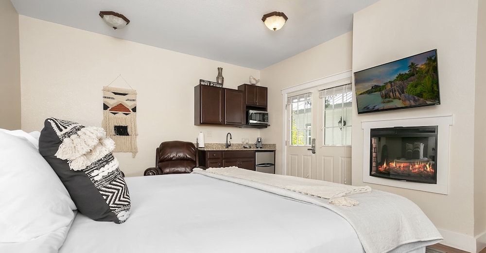 Main Street Retreat Butterworts Suite | King Bed | Shared Hot Tub/pool - Fredericksburg, TX
