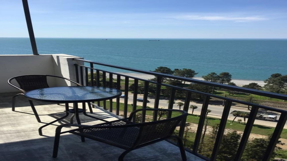 1 Bedroom Apartment With A Beautiful View At The Ocean - Batumi