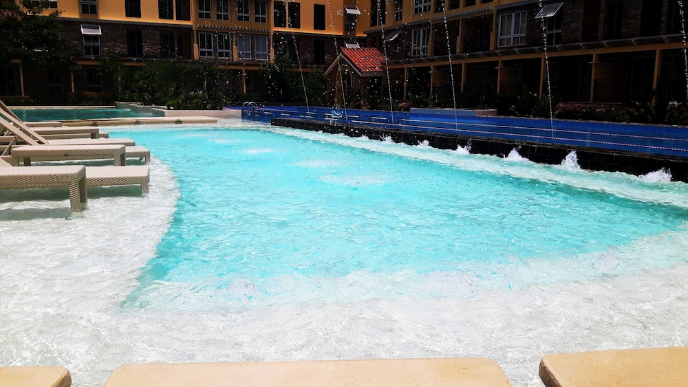 Lux. 2 Br Condo Seaside Close To Sm Seaside Megamall-huge Pools - Talisay