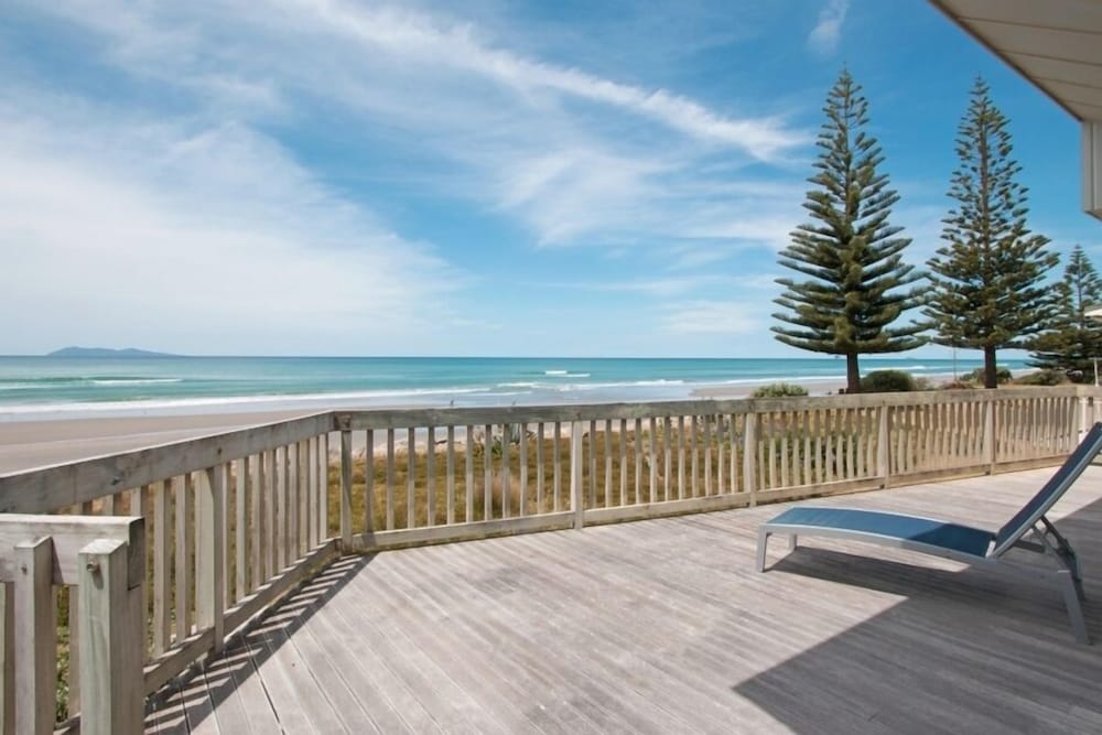 Absolute Beach-front Holiday Home - Waihi
