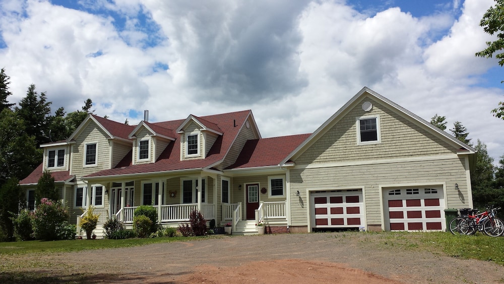 For Family Or Romantic Getaways, Or A Retreat, This Beautiful Space Awaits You - Prince Edward Island