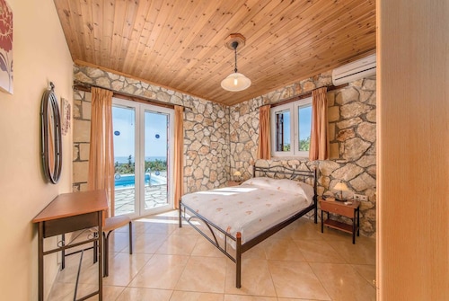 Wonderful Villa Overlooking Resort & Out To Sea - Cephalonia