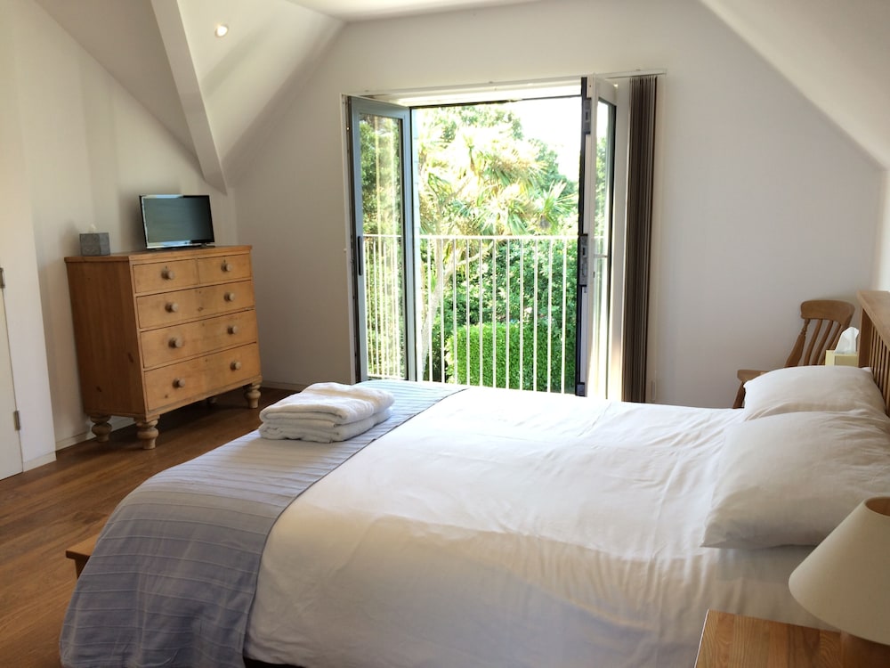 Only 2 Minute Walk To Falmouth's Gyllyngvase Beach With Parking. Sleeps 6. - Falmouth