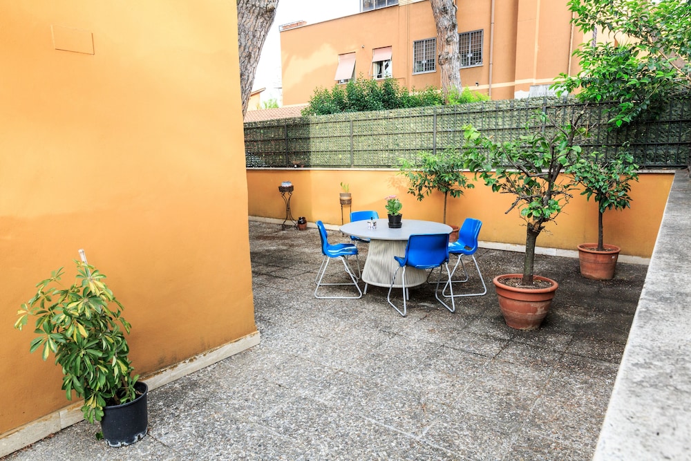 Indipendent Apartment With A Nice Garden . In Fornt Of Villa Dei Quintili - Rome Ciampino Airport (CIA)