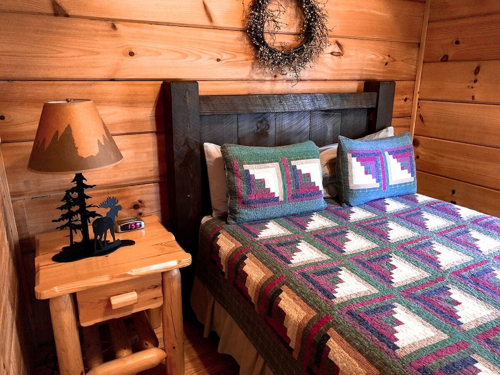 Moose Cabin - Big Bear Cabin Rentals 2 Bedroom/1 Bath Vacation Rental - Franklin, NC