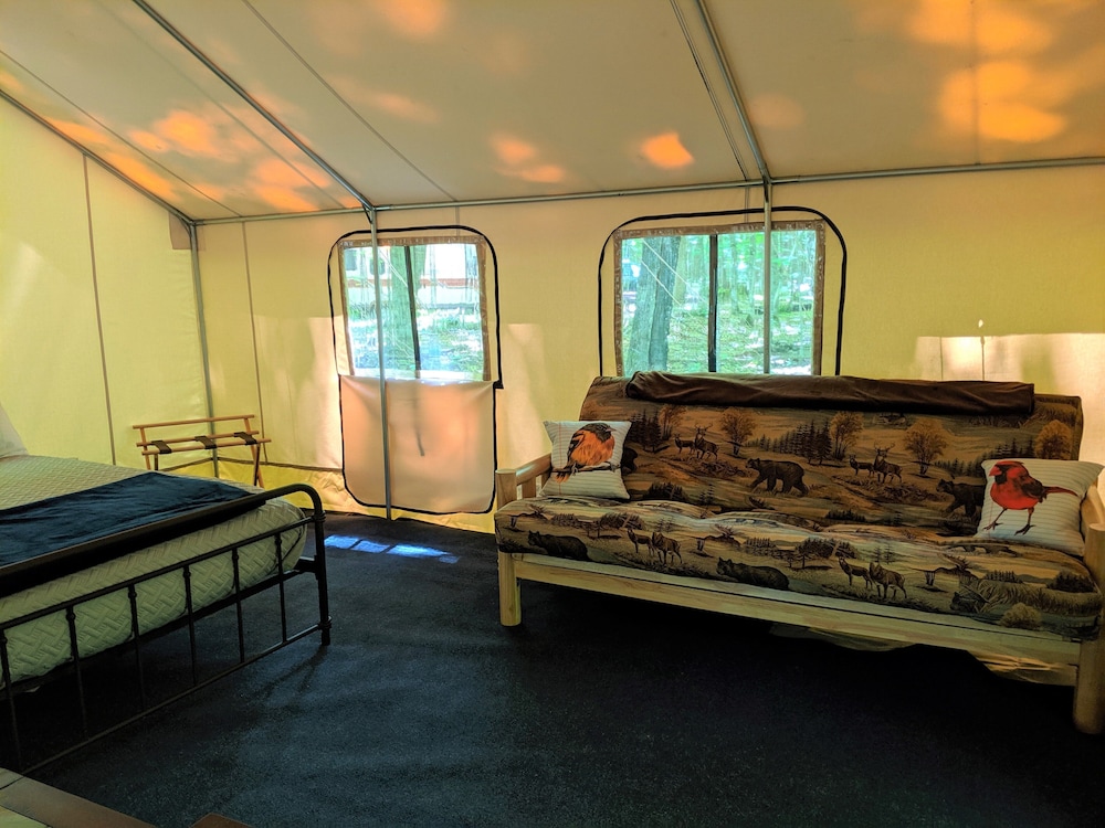 1920's John Dillinger's Luxury Glamping Tent - Premium Resort Amenities Incl! - Eagle River, WI