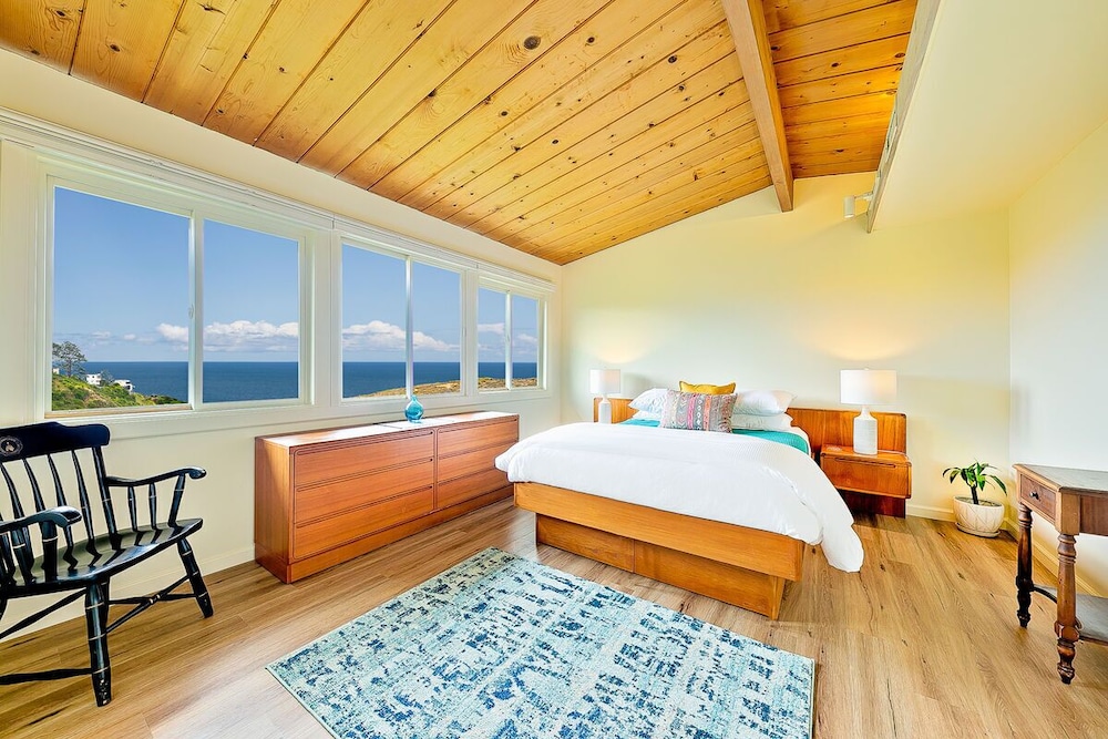 La Jolla Lookout Is Perched Above A Private Canyon Overlooking The Pacific Ocean - Del Mar, CA