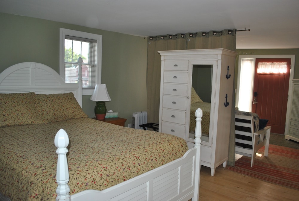 The Carriage House  Sleeps 4. Downtown Bayfield! Walk To Everything! - Bayfield, WI