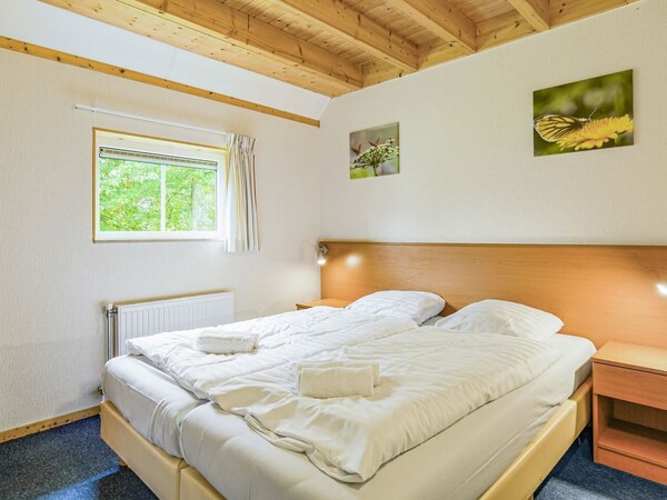 6-person Bungalow In The Holiday Park Landal Orveltermarke - Drente