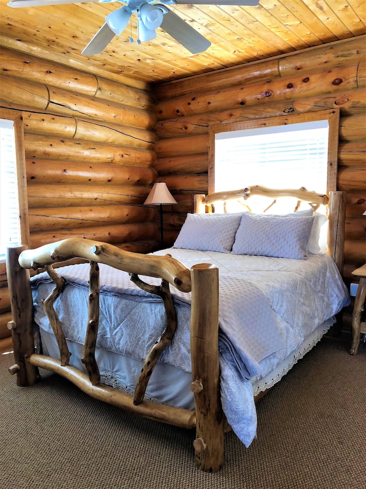 Red Rock Ranch Log Cabin: Large, Fully Furnished, 5 Bdr, Sleeps 12, 3 Levels - Escalante, UT