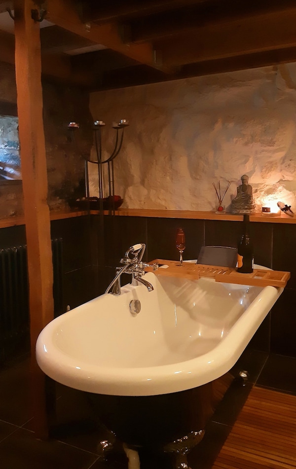 Romantic Stone Cottage With Private Woodfired Hot Tub, Spa Bathroom, Yoga Deck! - 노스 웨일즈
