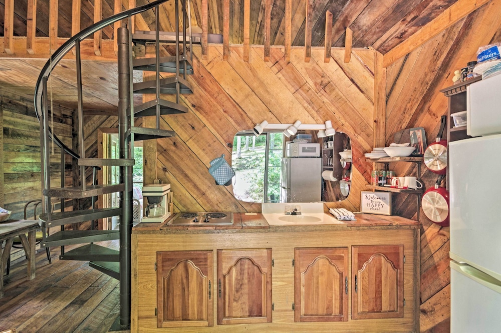 Creekside' Cabin W/ Deck In Pisgah Forest! - Mount Mitchell State Park, Burnsville