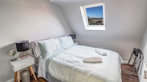 Location! City Loft Apartment. 4 Min Walk To The Latin Quarter And Eyre Square - Galway