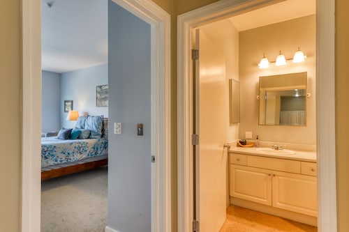 Gorgeous Apartment In Business District W/ Community Hot Tub And Swimming Pool - Seattle, WA