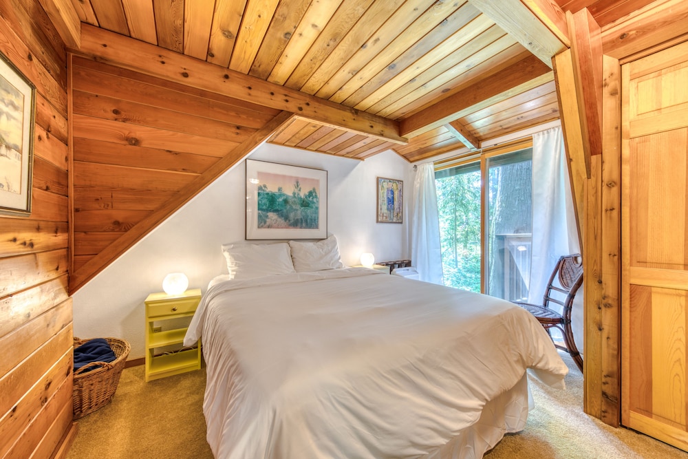 Charming, Two-level A-frame With Balcony - Close To Golf & Mt. Hood Skiing - Oregon