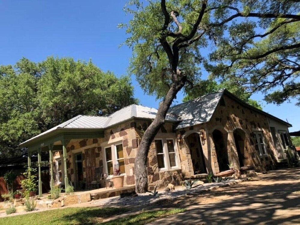 Bienvenido A Stone Haus - Johnson City, TX