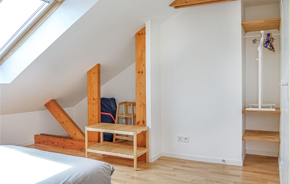 The Small, Renovated Residential Complex In Which This Apartment Is Located Blends Harmoniously Into - Coutances