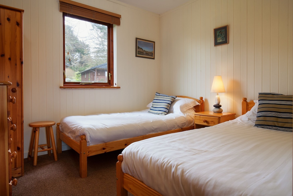 Cedar Lodge - Sleeps 4 Guests  In 2 Bedrooms - Minehead