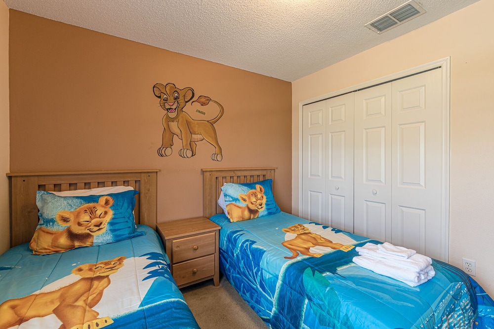 Luxury Pool Home, 2 Master Suites, Lakeview & Games Room. Disney 3 Miles - Celebration, FL