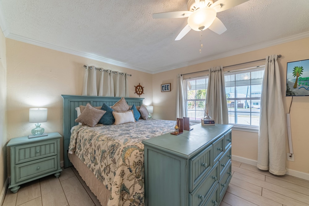 Emerald Beach Cottage-updated 1950s Vintage Cottage-walk To Beach-fire Pit-pet Friendly - Panama City