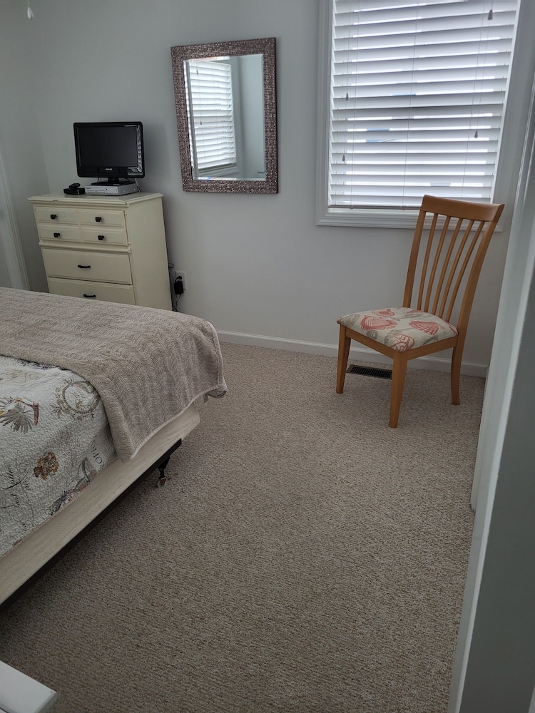 Updated Beach Cottage.  Walking Distance From The Beach And Restaurants. - Poverty Beach, NJ