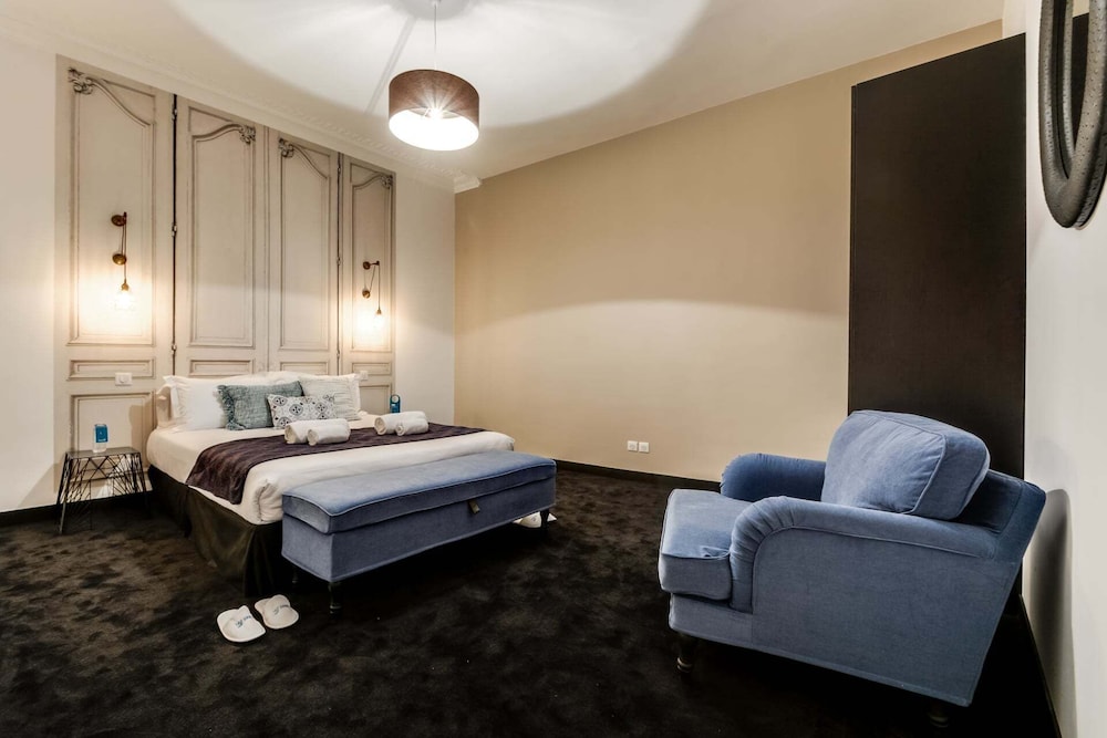 Paix - Three Bedroom Apartment, Sleeps 6 - Courbevoie