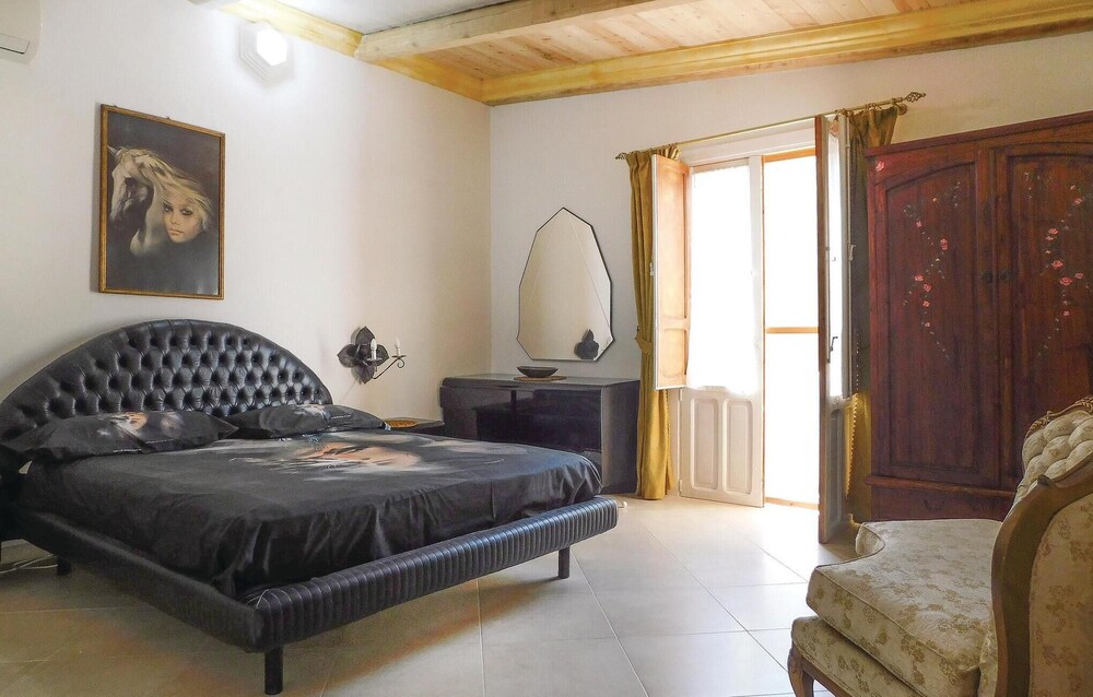 This Vacation Apartment In The District Of Noto, Is Located Just 200 Meters From The Sea Of The Anci - San Lorenzo