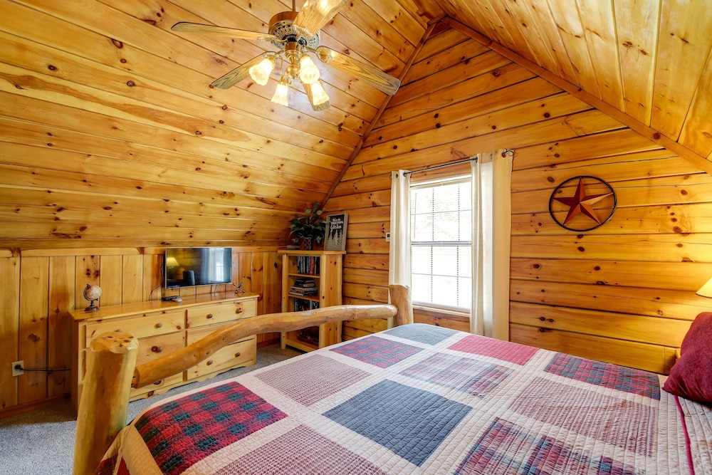 Sevierville Cabin W/ Hot Tub, Views & Pool Access! - Great Smoky Mountains National Park