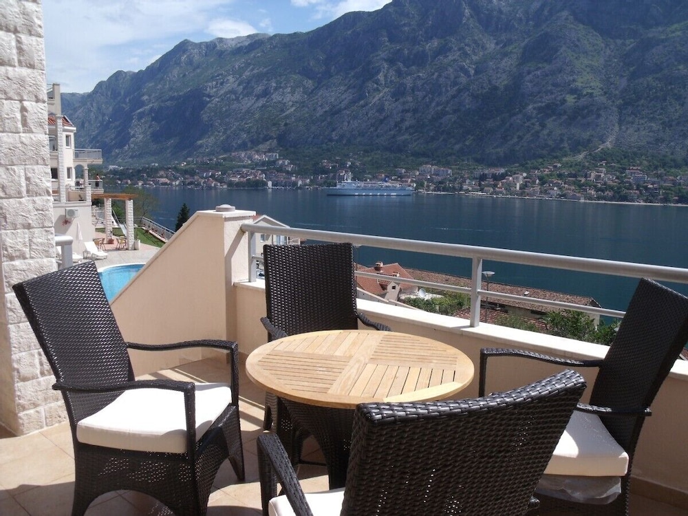 New Ground Floor Apt With Stunning Views Of Kotor Bay From The Balcony And Pool - 科托