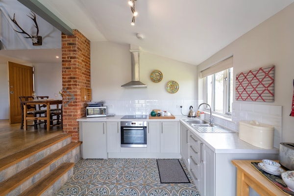 This Stylishly Converted Dairy Is Set In An Idyllic Location. - Ipswich, UK