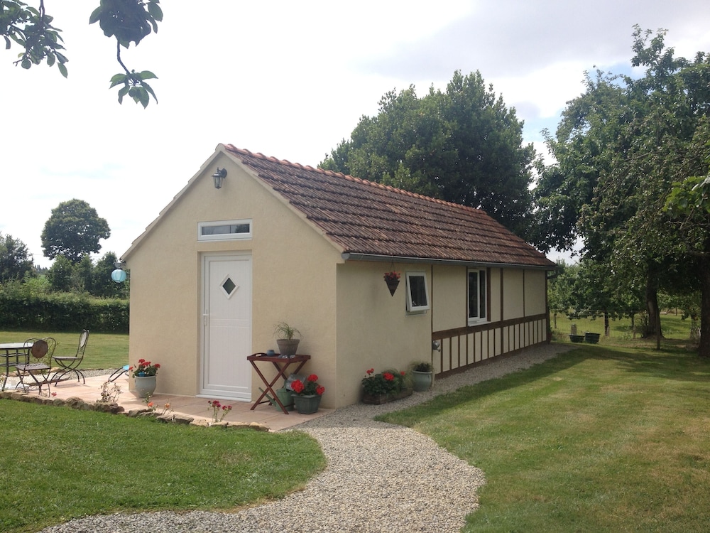 Cosy Chalet - Sleeps 2-3,  Peaceful Setting, 5kms To Shops,linen/towels Included - Normandy