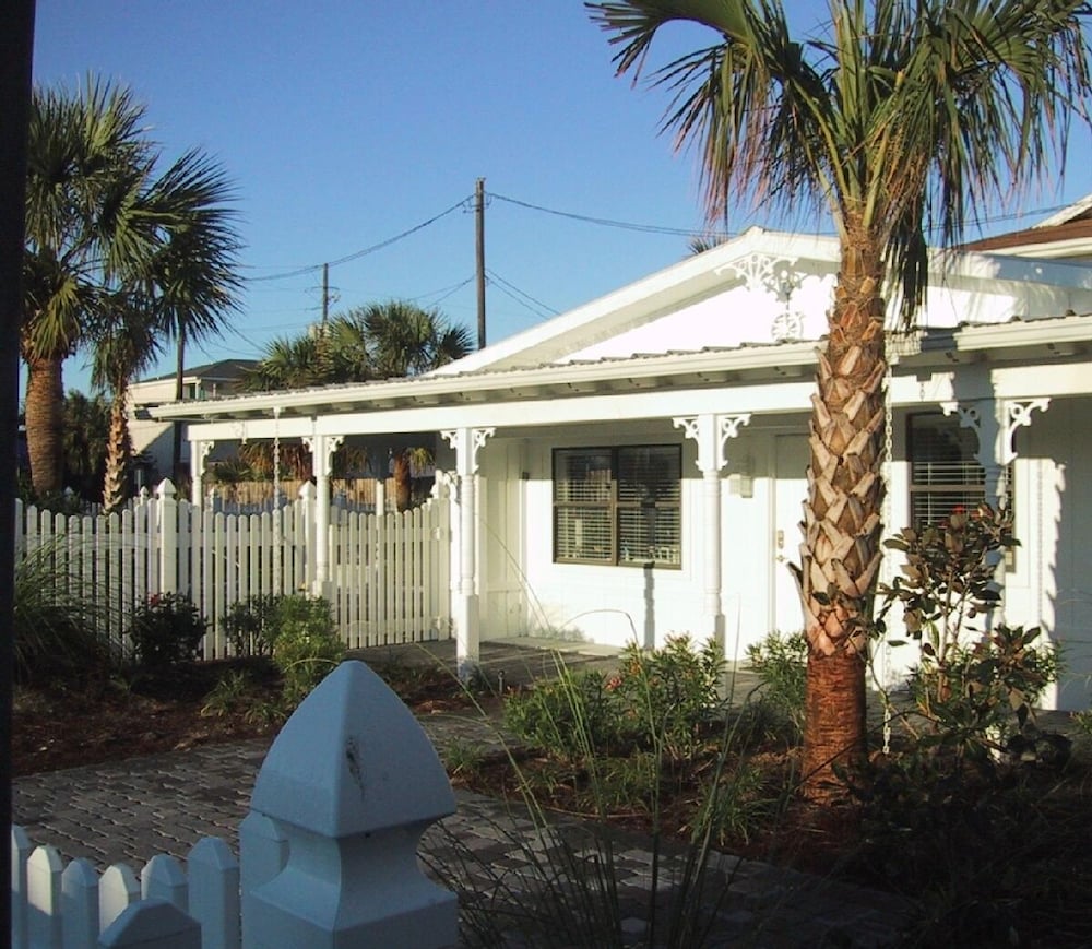 Lovely Beach Cottage W/ Private Fountain Pool - Panama City