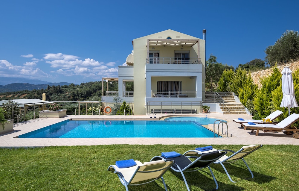 Ideal Location! Quiet Family Villa Up To 10pax, With Priv. Heated Pool 50 Sq.m. - Creta