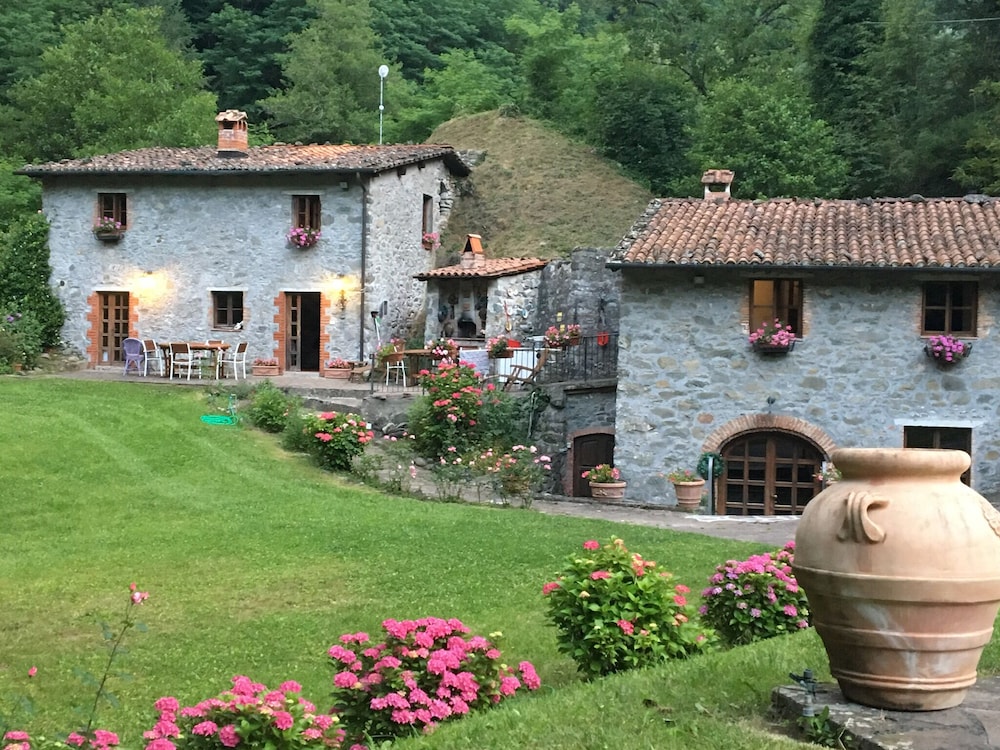 Riverside Stone Houses Avec Piscine Privée - Bagni di Lucca