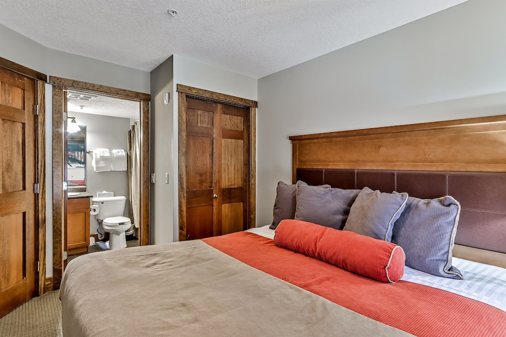 Fenwick Vacation Rentals Inviting Rocky Mountain in Top Rated Condo - Canmore