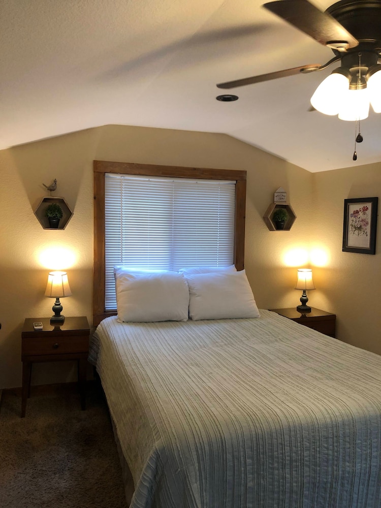 Perfect 2 Bedroom For Getaways And Remote Work Or School! - Cheyenne Mountain State Park, Colorado Springs