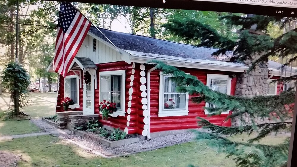 Red Cabin Retreat Es Una Cabaña De Madera Recientemente Renovado Perfecto Para Una Escapada De Pareja. - Michigan