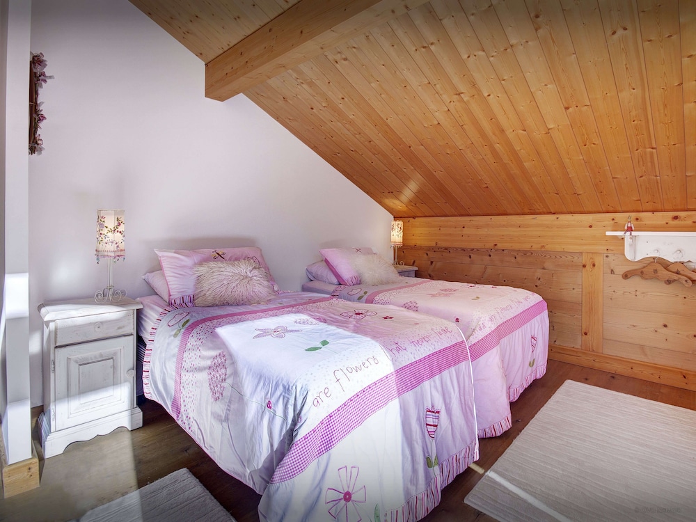 4-star Chalet Near Ski Resort Is Perfect For Families - Ovo Network - Lac Bénit