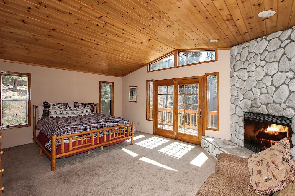 Log Inn By Destination Big Bear : At Snow Summit! Panoramic Views! Spa! Deck! Fireplace! Cable Tv! Internet! - 加利福尼亞