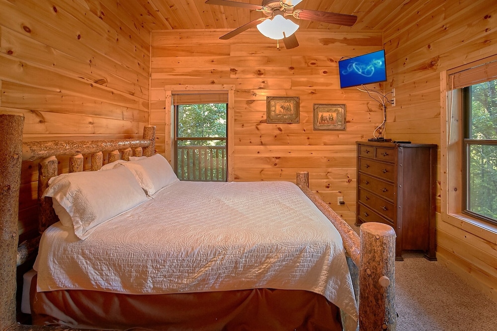 4 Bedroom Cabin With Screened In Porch And Outdoor Fireplace! - Gatlinburg, TN