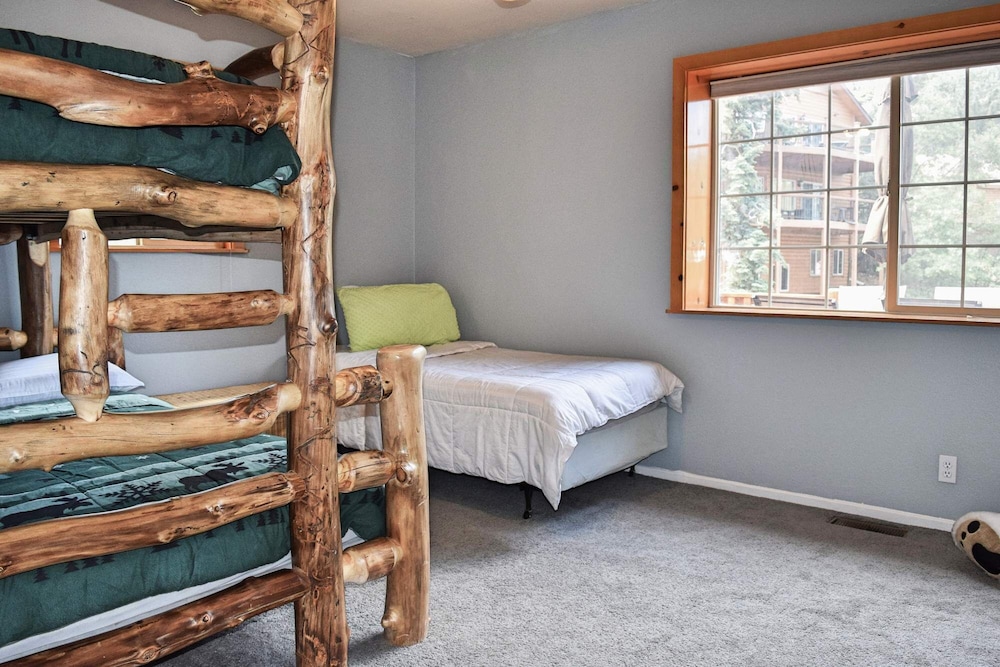 Escape To The Perfect Mountain Getaway At Indigo Moon In Upper Moonridge, Big Bear. This Single-story Cabin Near Bear Mountain Offers Elevated Living Space, Desirable Cabin Accents Like A Knotty Pine Vaulted Ceiling And Wood Floors, Along With A Larg - Sugarloaf, CA