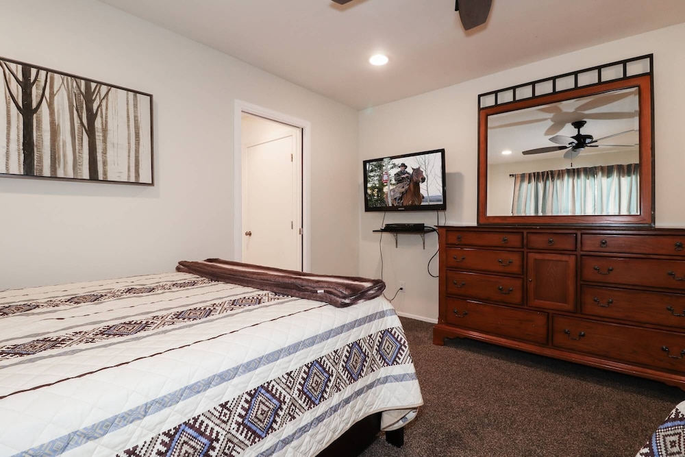 La Maison By Destination Big Bear : Walk To Snow Summit! Pool Table! Hot Tub! Fireplace! Cable Tv! Bbq! Wet Bar! - California