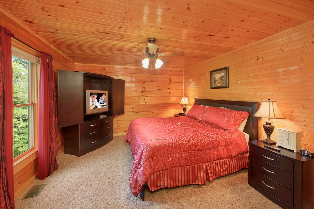 Luxury Cabin With 2 Master Suites, Game Room, Pool Table And Hot Tub - Tennessee
