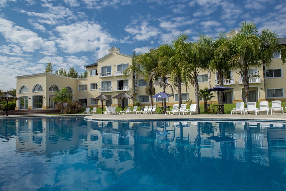 Howard Johnson By Wyndham Resort Pilar - Villa Rosa