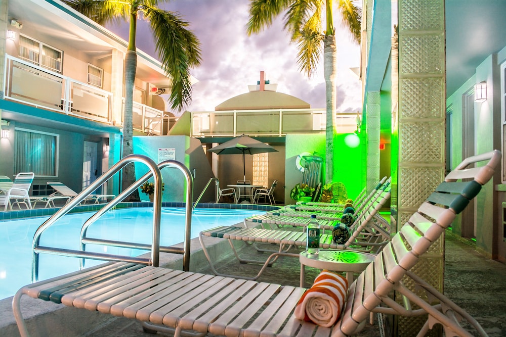 Camelot Beach Suites - Palm Harbor